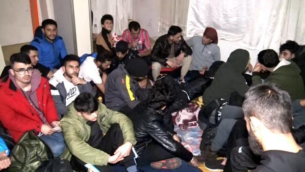 İstanbul- Avcılar'da kaçak göçmen operasyonu; yakalansalar da kuruyemiş yemeye devam ettiler