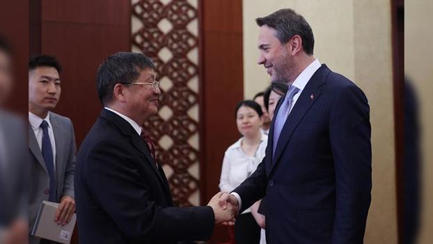 Bakan Bayraktar, Çin Ulusal Enerji İdaresi Başkanı Jianhua ile görüştü