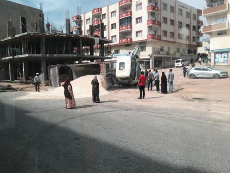Nusaybin’de yükünü boşaltırken devrilen kamyonun sürücüsü yaralandı