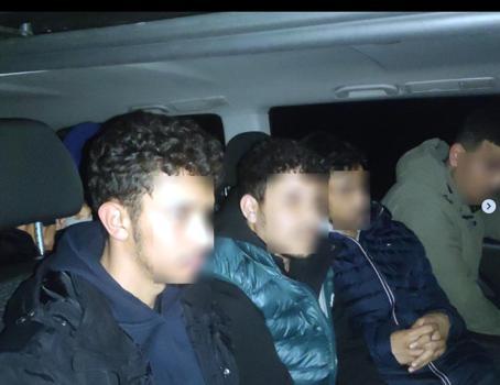 Kırklareli'nde kapanla durdurulan araçta 16 kaçak göçmen yakalandı