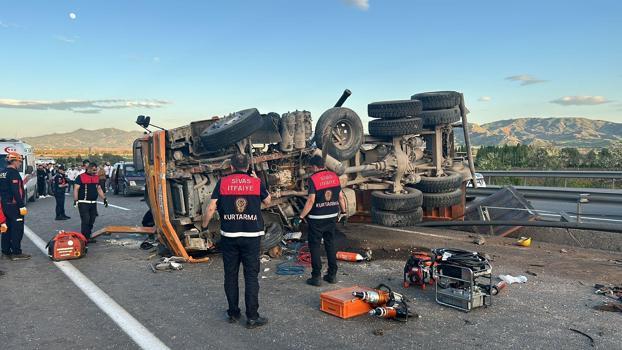 Sivas'ta kamyon bariyerlere çarpıp devrildi: 1 ölü, 2 yaralı