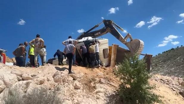 Elazığ'da, beton şantiyesinde devrilen kamyonun şoförü ağır yaralandı