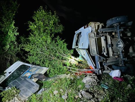 Siirt'te minibüs, şarampole devrildi: 3 yaralı