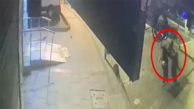 Bağcılar’da ATM önünde önce dövdüler sonra gasp ettiler