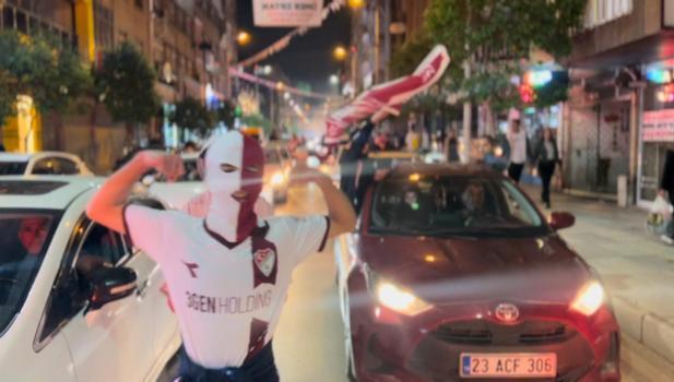 Elazığspor taraftarlarından şampiyonluk kutlaması