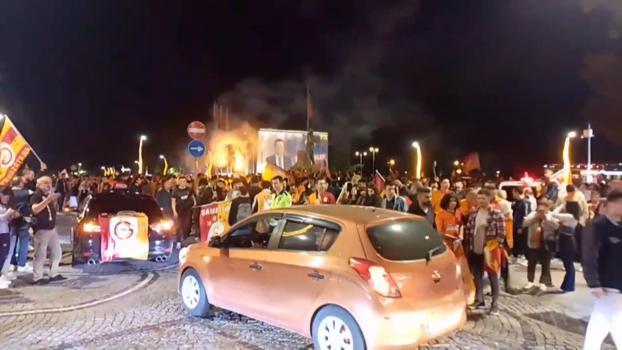 İstanbul- Silivri'deki şampiyonluk kutlamalarına Fenerbahçeliler de katıldı; trafikteki kavgaya polis müdahale etti