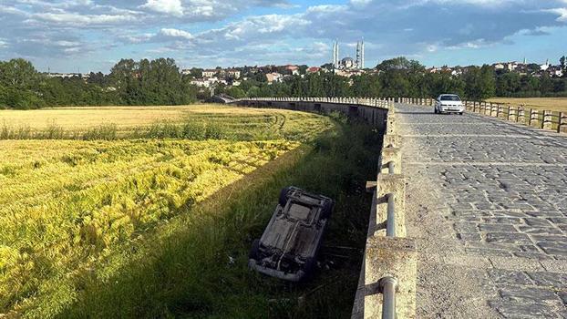 Edirne'de tarihi köprüden tarlaya düşen hafif ticari aracın şoförü 308 promil alkollü çıktı