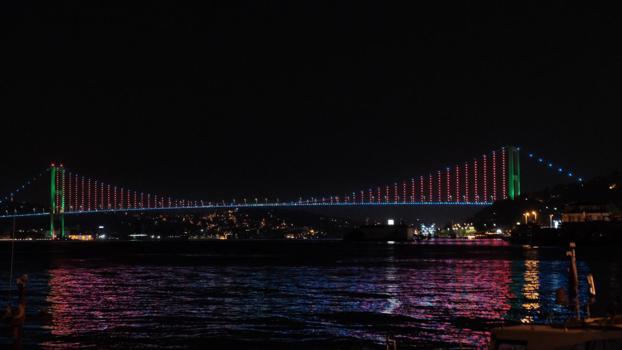 İstanbul- İstanbul'da köprüler Azerbaycan bayrağının renkleri ile ışıklandırıldı