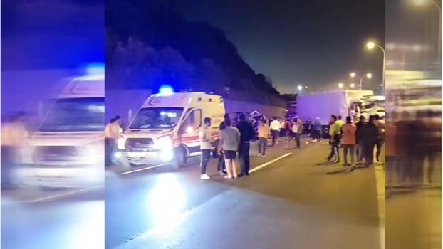 Kocaeli'de 2 kamyon ile 1 motosikletin karıştığı kazada 4 kişi ağır yaralandı