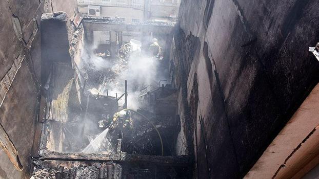Beşiktaş'ta 2 katlı tarihi bina alev alev yandı