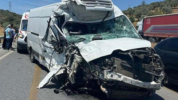 Midibüsün yolcu minibüsüne çarptığı kazadaki 17 yaralıdan 13'ü taburcu edildi
