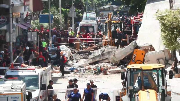 İstanbul - Küçükçekmece'de çöken 3 katlı binanın enkazında dinleme çalışması