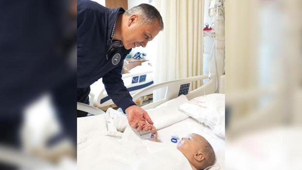 İçişleri Bakanı Yerlikaya, çöken binada yaralanan 6 aylık bebeği ziyaret etti