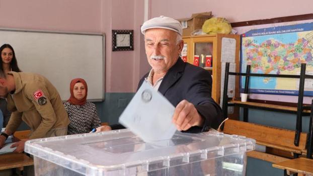 Kayseri'nin Pınarbaşı ilçesinde oy kullanma işlemi başladı