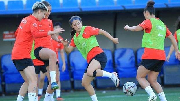A Milli Kadın Futbol Takımı, Azerbaycan'da ilk antrenmanını yaptı