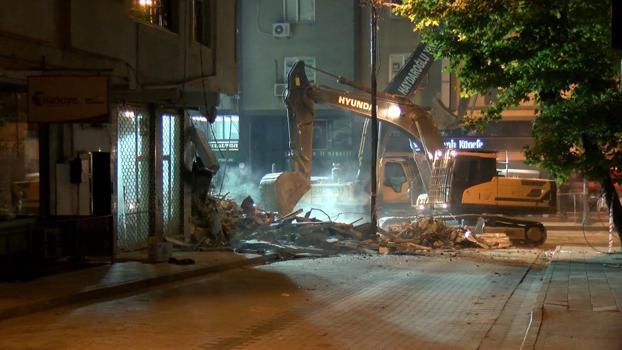 İstanbul - Küçükçekmece’de çöken 3 katlı binanın bitişiğindeki bina kontrollü şekilde yıkıldı