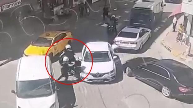 Sürücüsünün ‘Dur’ ihtarına uymadığı otomobilin çarptığı polis yaralandı; olay kamerada