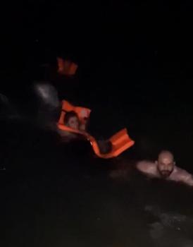 Artvin’de tur teknesi battı; yaralanan 5 kişiyi balıkçılar kurtardı (2)