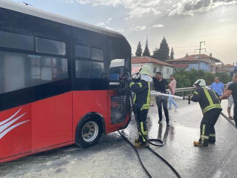Kula'da seyir halindeki halk otobüsünde yangın çıktı