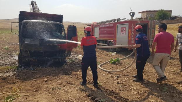 Mardin'de park halindeki kamyonet yandı