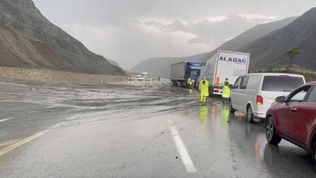 Erzincan-Sivas kara yolunda heyelan ve kaza: 1 ölü, 2 yaralı