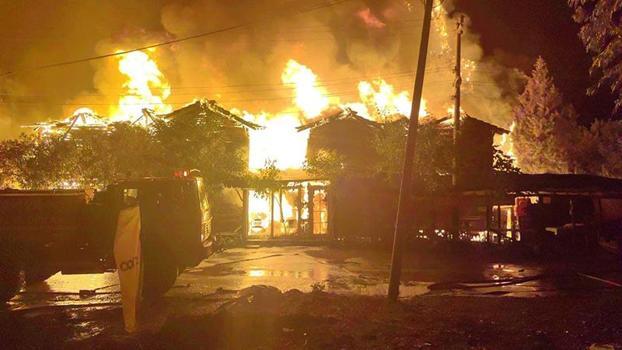 Olimpos'taki ünlü ağaç evler ikinci kez tamamen yandı