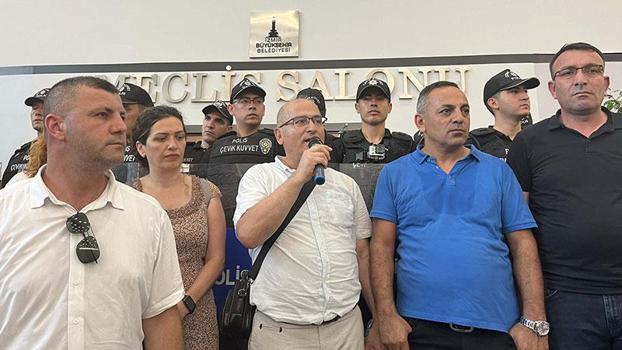 İzmir Büyükşehir Belediyesi'nde memurlar iş bıraktı
