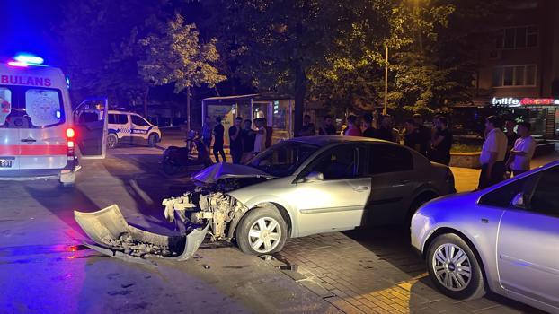 Bursa'da, aydınlatma direğine çarpan otomobildeki 5 kişi yaralandı