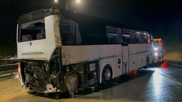 Tuzla Kuzey Marmara Otoyolu'nda yolcu otobüsü yan yattı: 2 yaralı