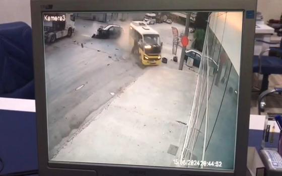 Bursa'da yolcu minibüsü ve otomobilin çarpıştığı kazada 10 kişi yaralandı; kaza anı kamerada