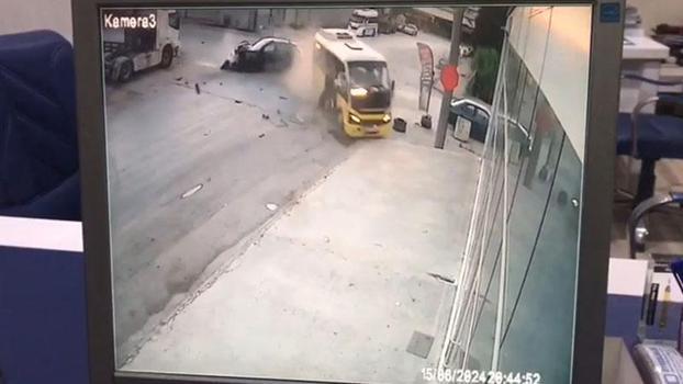Bursa'da yolcu minibüsü ve otomobilin çarpıştığı kazada 10 kişi yaralandı; kaza anı kamerada