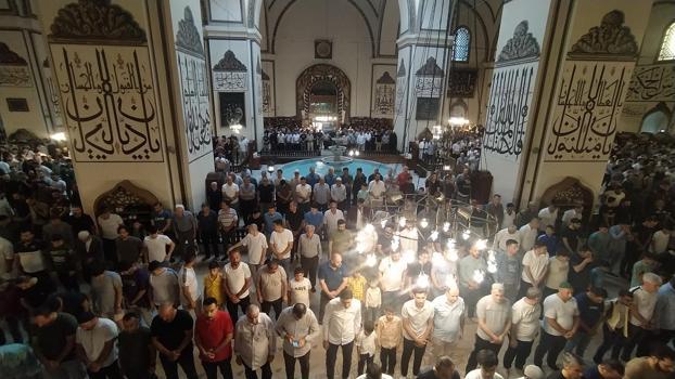 Bursa'da Ulu Cami, bayram namazında doldu