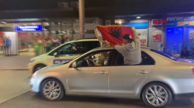 Arnavutluk taraftarları, İtalya yenilgisine rağmen kutlama yaptı