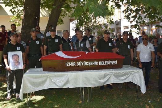 İzmir'de orman işçisi zeytinlik yangını dönüş kazada öldü; gözyaşlarıyla son yolculuğuna uğurlandı (2)