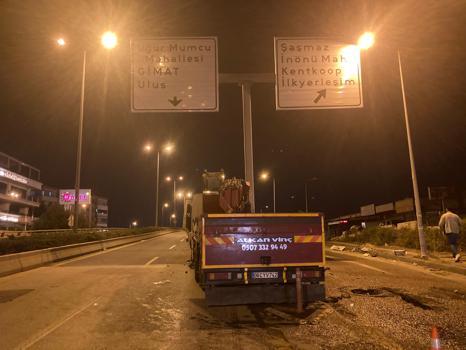 Ankara'da vinç yol tabelasına çarptı; 2 yaralı