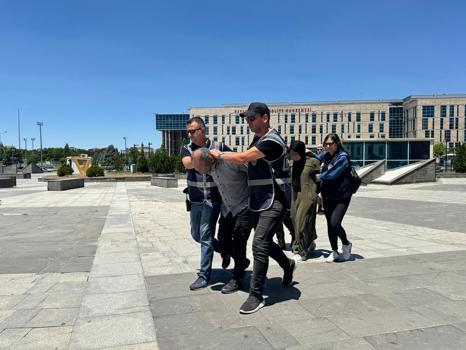 Kayseri'de Atatürk Anıtı'na baltalı saldırı yapan dayı-yeğen adliyede