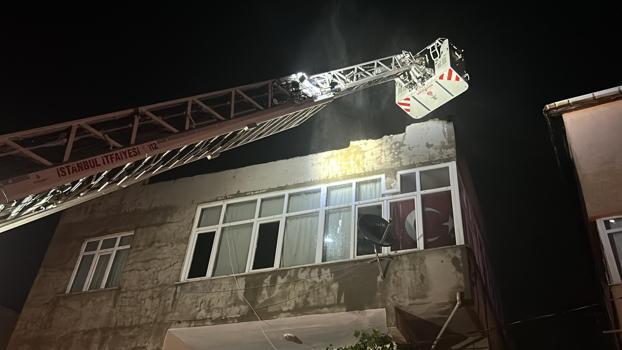 İstanbul- Sancaktepe'de, evini ateşe veren şüpheliyi, mahallelinin elinden polis zor kurtardı