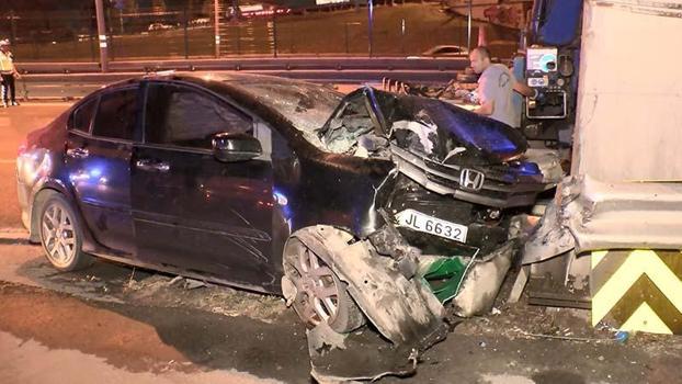 Zeytinburnu D-100 Karayolu'nda otomobil refüje çarptı: 5 yaralı