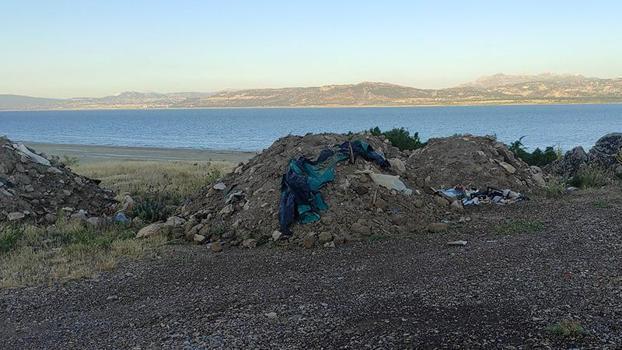 Burdur Gölü kenarına hafriyat ve atık döküldü