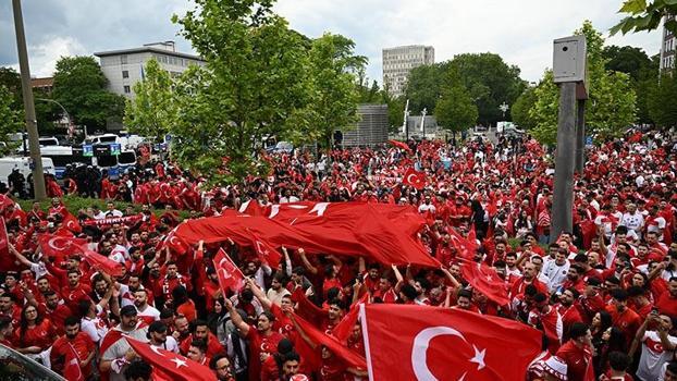 Türk taraftarlar, EURO 2024 coşkusunu yürüyüş etkinliğinde birlikte yaşadı