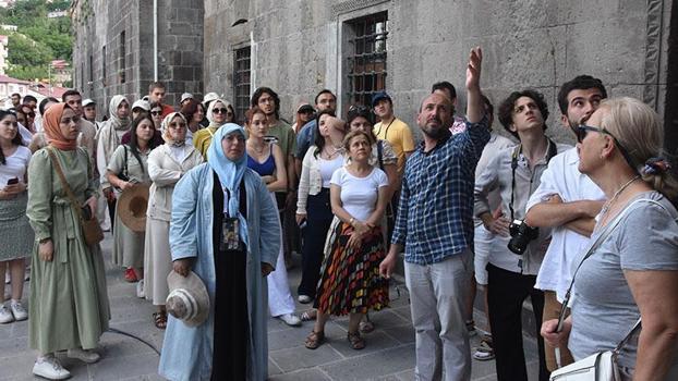Turistik Tatvan Treni'nin yolcuları Bitlis’te tarihi mekanları gezdi
