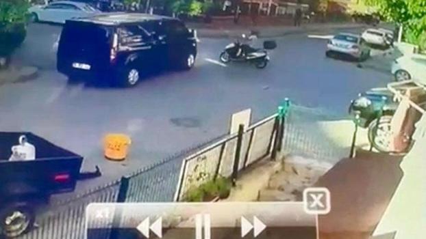Minibüs ile motosikletin çarpıştığı kaza kamerada; 1 yaralı