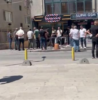 İstanbul- Küçükçekmece'de kamyonet ile duvar arasında sıkıştı; vatandaşlar kurtardı