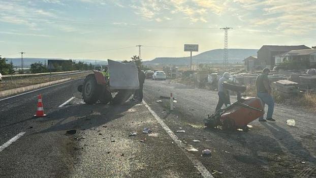 Nevşehir'de hafif ticari araçla çarpışan traktör ikiye bölündü; 8 yaralı