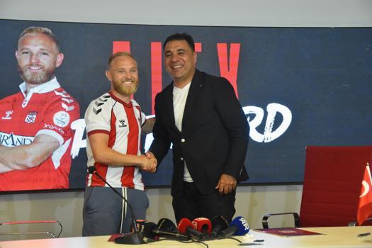 Alex Pritchard, Sivasspor'a 2 yıllık imza attı
