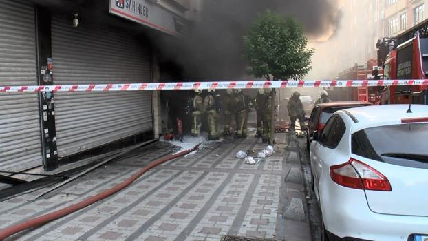 İstanbul-Zeytinburnu'nda çıkan yangında vatandaşlar itfaiye ekiplerine ayran ve su ikram etti