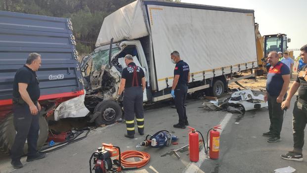 Edirne'de kamyonet, traktör römorkuna çarptı: 3 ölü, 1 yaralı