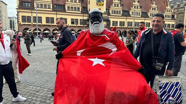 Avusturya - Türkiye maçı öncesinde taraftarlar meydanlarda toplanmaya başladı