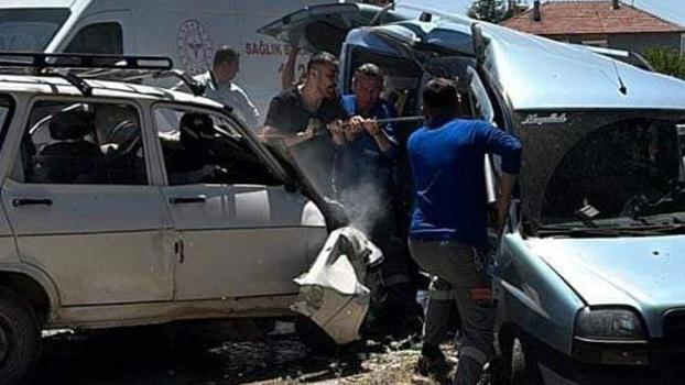 Afyonkarahisar'da hafif ticari araç ile otomobil kafa kafaya çarpıştı: 2 ölü, 1 yaralı