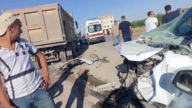 Diyarbakır'da kamyon ile hafif ticari araç çarpıştı: 1 ölü, 1 yaralı